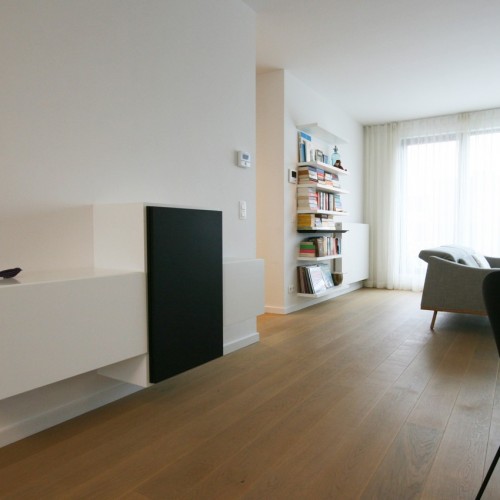 Bij de hangende dressoir zorgt een speels ontwerp voor een aparte look. Kast-ID Antwerpen